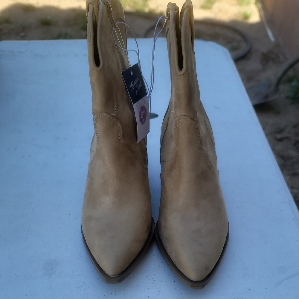 Universal Thread Beige Heeled Boots